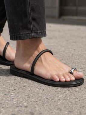 Universal Thread Black Minimal Toe-Ring Slide Sandals